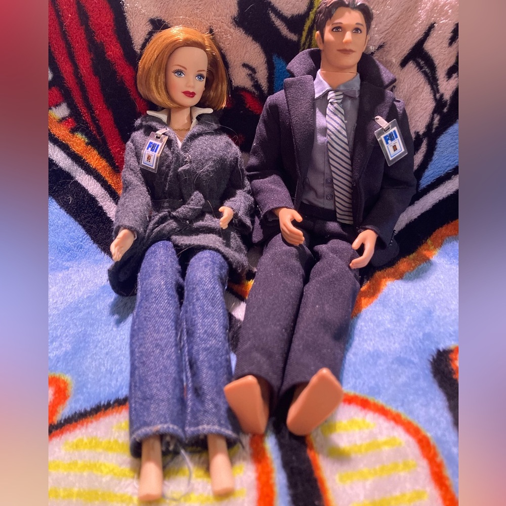 Ken and Barbie as Mulder and Skully